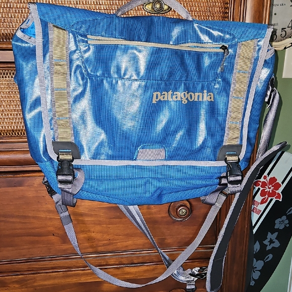 New Patagonia Black Hole Messenger Bag 22L Cross Body Unisex Outdoor Blue. - Picture 1 of 7